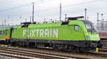 BTE BahnTouristikExpress GmbH/Flixtrain mit der MRCE Dispo   ES 64 U2-005  [NVR-Number: 91 80 6182 505-8 D-DISPO]  und einem ihrer bunten Personenzüge abgestellt am Rand des Bf.