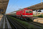 Das Lokpersonal steigt ein, gleich geht es weiter: 143 005-7 (243 005-6) f�hrt im Bahnhof Berlin-Lichtenberg zwei zusammengekuppelte Sonderz�ge zur Hanse Sail an.