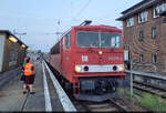 Der Hanse-Sail-Sonderzug hat im Bahnhof Berlin-Lichtenberg auf Gleis 21 einen l�ngeren planm��igen Aufenthalt. So kann sich das Zugpersonal locker mit dem Lokf�hrer der 155 273-6 (250 273-0) unterhalten.
Hier wird der Zug wieder geteilt, sodass die eine H�lfte nach Cottbus weiterf�hrt, die andere nach Leipzig.

🧰 Traditionsgemeinschaft Bw Halle P e.V. | Lausitzer Dampflok Club e.V. (LDC)
🚝 DZ xxxxx Warnem�nde–Leipzig Hbf / –Cottbus Hbf
🕓 9.8.2025 | 20:28 Uhr