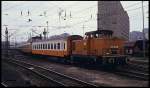 DR 106965 rangiert mit dem Städteexpress Zug am 8.5.1989 im Ostberliner Bahnhof
Lichtenberg.