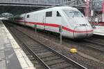 Zwei IC2 mit dem führenden 402 021 sind Ende November 2025 mit einem ICE in Berlin Ostbahnhof eingefahren und warten auf die Fahrt zur Abstellanlage Rummelsburg