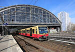 S 7 nach Ahrensfelde fährt hier am 13.3.2026 um 11.24 Uhr in Berlin - Ostbahnhof aus.