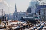 BERLIN, 11.01.2009, Blick vom Ostbahnhof in Richtung Warschauer Straße; rechts der Berlin-Warszawa-Express, der auf die Einfahrt wartet