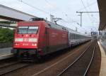 101 020 kommt hier mit dem EC341  Wawel  in den Berliner Ostbahnhof eingefahren.