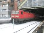 Hier 143 947-0 mit einem RE7 von Bad Belzig nach Wnsdorf-Waldstadt, bei der Ausfahrt am 3.2.2010 aus Berlin Ostbahnhof.