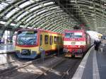 Berlin-Ostbahnhof am 13.07.2005. Eine Berliner S-Bahn sowie 371 004 der CSD vor einem EC stehen eintrchtig nebeneinander. 