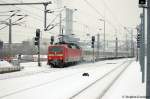 120 123-5 mit dem noch leeren IC 1915 nach Stuttgart Hbf hier bei der Einfahrt in den Bahnhof Berlin Ostbahnhof und wurde dort auf Gleis 3 bereitgestellt. Hinten schiebt noch die 101 135-2 mit, aber wurde dann vom Steuerwagen abgekoppelt und dann umgesetzt. 30.12.2010