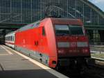 101 101 hinter IC 2411 am 07.08.2004 im Berliner Ostbahnhof