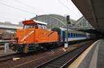 Hier 352 103-6 mit 2 Reisezugwagen, bei der Duchrfahrt am 16.11.2013 durch Berlin Ostbahnhof, in Richtung Berlin Hbf.