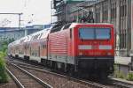 Hier 143 333-3 mit einer RB14 (RB18915)  Airport-Express  von Nauen nach Berlin Schönefeld Flughafen, bei der Ausfahrt am 28.6.2014 aus Berlin Ostbahnhof. 