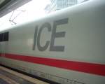 Der Tk 402 033 Hat glaub ich als bis jetzt einziger einen deutlich Dunkleren ICE-Schriftzug auf TK und Steuerwagen.