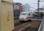 Tz 174  Zürich  als ICE 373 (Berlin Ostbahnhof - Interlaken Ost) steht am Anfang seiner langen Reise im Berliner Ostbahnhof. Links im Bild ist die E10 1309 zu sehen, die zu meiner Überraschung in Berlin war.

Berlin Ostbahnhof, 17. Oktober 2016