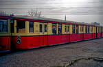 Der Berliner S-Bahntriebkopf mit der DR-Nummer 275 031 am 15.11.1990 im Bf.