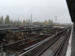 Berlin Ostkreuz, Ringbahnsteig mit Blick auf die noch bestehende Brcke fr die Kynaststrae. Die Fernbahngleise sind schon abgerissen. 2.11.2007