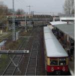 Am 23.03.2002 ist um 13.43 die S3 nach Erkner eingefahren. Im Einsatz ist ein Zug der BR 477. Im Hintergrund auf der Brcke ist eine moderne S-Bahn der BR 481 zu erkennen.