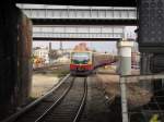 Die Bauarbeiten auf dem Bahnhof Berlin Ostkreuz laufen auf Hochtouern , neue Brckenteile wurden in dieser Woche per Kran eingeschwenkt.