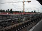 19.06.2008 - Blick vom (fast) ehemaligen S-Bahnsteig der Ringbahn am Bahnhof Berlin-Ostkreuz auf den schon fast fertigen Regionalbahnsteig der ab Herbst als provisorischer Bahnsteig der Ringbahn dient, Blick in Richtung Treptower Park.