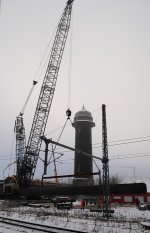 Bei laufendem Zugbetrieb werden hier am 07.12.2010 die Brckenteile fr die S-Bahn Ring Bahn Brcke montiert.