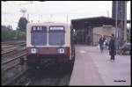 S-Bahn in Ostberlin: Es hält Zug 270013 nach Pankow am 8.5.1989 im am oberen Bahnsteig im Bahnhof Ostkreuz.