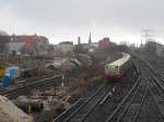 Blick in Richtung Osten, Gleise in Richtung Lichtenberg. Zu sehen der aktuelle Bauzustand. Es fhrt gerade eine S75 in Richtung Spandau ein. 21.1.2007