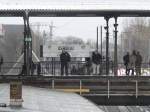 Warten auf die S-Bahn. Ringbahngleis auf dem Ostkreuz (Blick Richtung Osten). Parallel zu diesem Gleis, im Bild hinter dem zu sehenden Bahnsteig, verluft die Kynaststrae. 21.1.2007