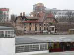 Dieses heruntergekommene Haus steht im Dreieck zwischen der Nordkurve, den Ost-West- und den Ringbahngleisen.
