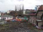 Blick vom Ringbahnsteig auf das heruntergekommene Gebude (rechts) und den Zugang am Lenbachplatz.