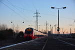 Bei eisigen -4°C fährt 442 320 als RE7 nach Wunsdorf in Berlin Schönefeld Flughafen ein.