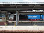 162-004  Fitzcarraldo  (91 80 6 151 057-7) durchfährt mit einem Güterzug den Bahnhof Berlin-Schönefeld.

Berlin, der 06.08.2021