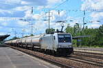 Am 12.7.2020 durchfuhr 186 267-1 mit Kesselwagen den Bahnhof Schönefeld.