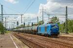 248 022 LEG DualVectron mit Kesselzug in Berlin Sch�nefeld Flughafen, August 2023.