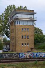 Blick auf das GS III Sp68 Stellwerk Fhs in Berlin Schönefeld. Das Stellwerk ging am 26.03.1983 in Betrieb und soll im Dezember 2026 außer Betrieb gehen.

Berlin 26.09.2024