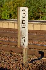 Kilometer 35,7 Diese alte DR Hektometertafel steht in Berlin Schönefeld.

Berlin 27.09.2024