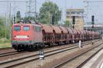 140 450-8 mit Schotterzug in Berlin Schnefeld. 29.06.2010