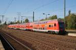 Hier ein RE7 (RE18254) von Berlin Zoologischer Garten nach Wünsdorf-Waldstadt, bei der Ausfahrt am 3.10.2012 aus Berlin Schönefeld Flughafen.