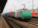 437 023 ein  SNCF Fretchen  im Dienste der ITL mit einem  Containerzug in Richtung Frankfurt/Oder am 24. Oktober 2012 bei der Durchfahrt durch den Bahnhof  in Berlin Schnefeld Flughafen.