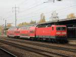 143 305-1 mit einem RB 14 (RB 28748) aus Senftenberg zur Weiterfahrt nach Senftenberg (RB 28749) am 24. Oktober 2012 im Bahnhof Berlin Schnefeld Flughafen. 