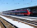 442 321 als RE nach Dessau steht am 23.03.2013 auf dem Bahnhof Berlin Schnefeld.
