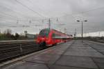 Hier 442 136 und 442 641 als RE7 (RE92715) von Wünsdorf-Waldstadt nach Berlin Hbf., bei der Ausfahrt am 27.4.2013 aus Berlin Schönefeld Flughafen. 