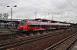 Hier 442 335 als RE7 (RE92717) von Wünsdorf-Waldstadt nach Berlin Hbf., bei der Ausfahrt am 27.4.2013 aus Berlin Schönefeld Flughafen. 