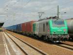 437 023 ein  SNCF Fretchen  mit einem Containerzug  am 10. Juli 2013 bei der Durchfahrt durch den Bahnhof  Berlin Flughafen Schnefeld.