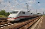 Hier 401 018-7 als Leerzug von Berlin Südkreuz nach Berlin Rummelsburg, bei der Durchfahrt am 14.7.2014 durch Berlin Schönefeld Flughafen, in Richtung Berlin Grünauer Kreuz.