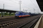 185 409-0 passiert am 2.8.2016 mit einem Güterzug den Bahnhof Berlin Schönefeld Flughafen in westlicher Richtung.