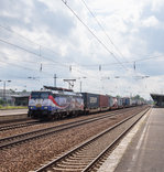 ES 64 F4-212 ERS Railways(Linked by Rail)mit einem KLV in Richtung Polen beim Bahnhof Berlin-Schönefeld Flughafen am 14.6.2016.