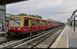 485 061-7 (270 121-7) hat mit einem Schwestertriebzug den Endbahnhof Berlin-Schöneweide (S) auf Gleis 4 erreicht.
