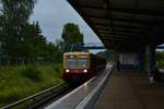 Vom schönen Wetter am Vorabend war am kommenden Morgen nichts mehr zu spüren, stattdessen regnete es stark. 485 091-3 fährt als S9 nach Berlin Schönefeld Flughafen in Berlin Grünbergallee ein.

Berlin Grünbergallee 01.08.2017