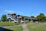 Blick auf die Überführung zur Märkischen Allee und zum S-Bahnsteig Berlin Marzahn. Ehemals deckte Drahtglas die Überführung ab. Dieses wurde jedoch so oft zerstört das heute nur noch Zäune die Außenseite sichern und das Glas komplett entfernt wurde.

Berlin Marzahn 23.07.2018
