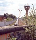 Blick von einer Besuchertribüne beim ehemaligen Hp. Düppel auf den Grenzstreifen. Hier verlief die Trasse der ehemaligen  Potsdamer Bahn  (Oktober 1988).