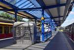 Ber Bahnhof Treptower Park präsentiert sich in angenehmen Blau und lichtdurchlässigem Dach.
