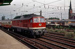 DR-Großdiesellok 132 097 einem interessanten Wagen im Schlepp am 25.07.1991 in Höhe des S-Bahnhofs Warschauer Straße in Berlin.